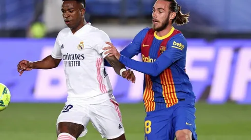 Vinicius Júnior y Óscar Mingueza, integrantes del clásico entre Real Madrid y Barcelona (Foto: Getty Images).