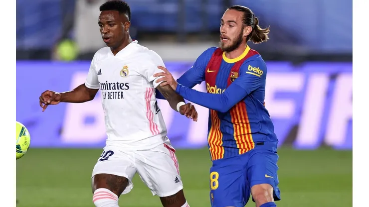Vinicius Júnior y Óscar Mingueza, integrantes del clásico entre Real Madrid y Barcelona (Foto: Getty Images).