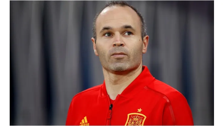 Andrés Iniesta se anima a poner su propio equipo de Barcelona para el Clásico.