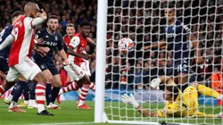 Acción de juego entre Arsenal y Aston Villa.