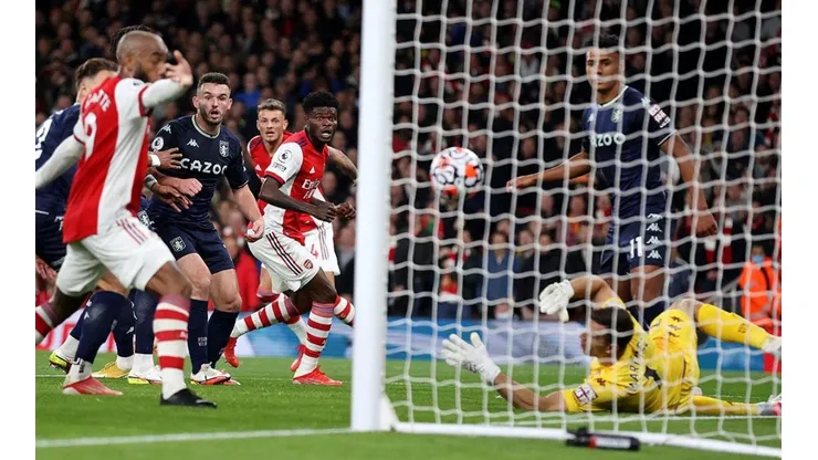 Acción de juego entre Arsenal y Aston Villa.