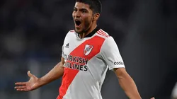 Roberto Rojas en festejo de gol.