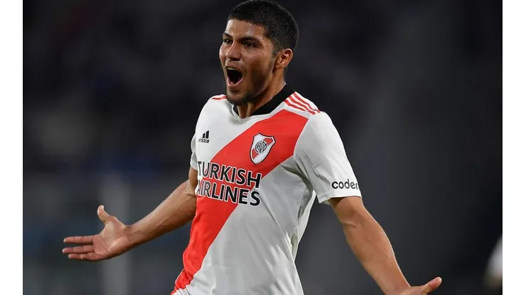 Roberto Rojas en festejo de gol.