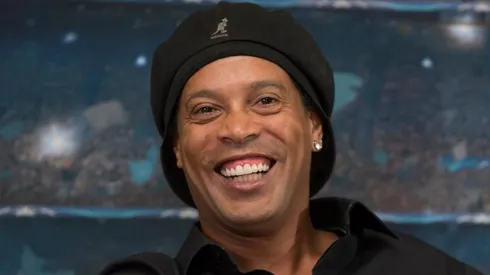 Ronaldinho le dio un nuevo golpe a Barcelona.