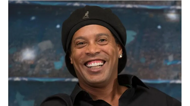 Ronaldinho le dio un nuevo golpe a Barcelona.