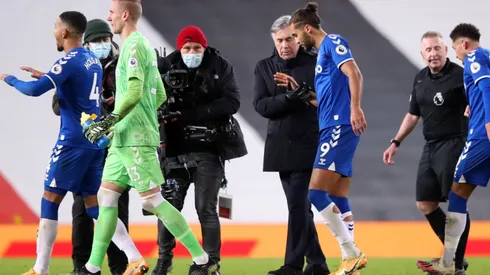 Carlo Ancelotti junto a sus jugadores en Everton.