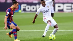 Sergiño Dest marcando a Vinicius Jr. en el último Barcelona-Real Madrid disputado en el Camp Nou (Foto: Getty Images).
