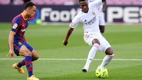 Sergiño Dest marcando a Vinicius Jr. en el último Barcelona-Real Madrid disputado en el Camp Nou (Foto: Getty Images).