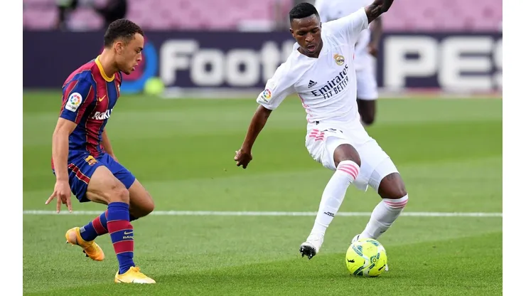 Sergiño Dest marcando a Vinicius Jr. en el último Barcelona-Real Madrid disputado en el Camp Nou (Foto: Getty Images).