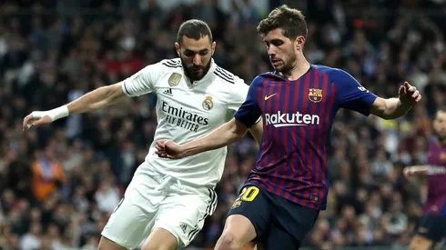 Karim Benzema y Sergi Roberto disputando uno de los tantos clásicos entre Real Madrid y Barcelona (Foto: Getty Images).