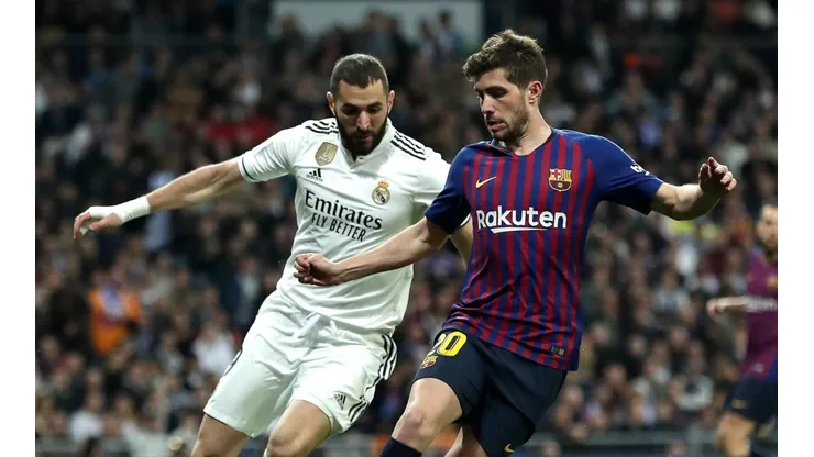 Karim Benzema y Sergi Roberto disputando uno de los tantos clásicos entre Real Madrid y Barcelona (Foto: Getty Images).