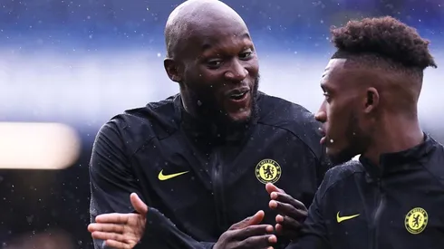 Lukaku en conversación en Chelsea.