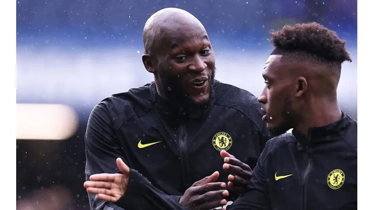 Lukaku en conversación en Chelsea.
