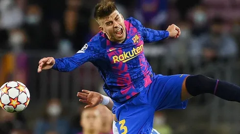 Piqué en acción de juego con Barcelona.
