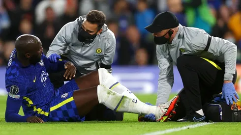 Romelu Lukaku se fue lesionado en la primera mitad.