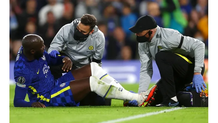 Romelu Lukaku se fue lesionado en la primera mitad.
