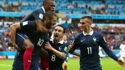 Karim Benzema y Mathieu Valbuena junto a otros jugadores de la selección francesa.