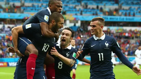 Karim Benzema y Mathieu Valbuena junto a otros jugadores de la selección francesa.
