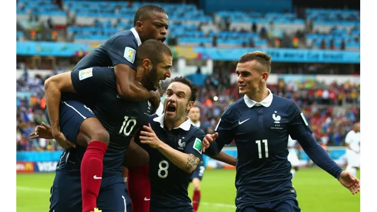 Karim Benzema y Mathieu Valbuena junto a otros jugadores de la selección francesa.
