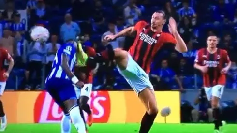 Zlatan al momento de la patada.