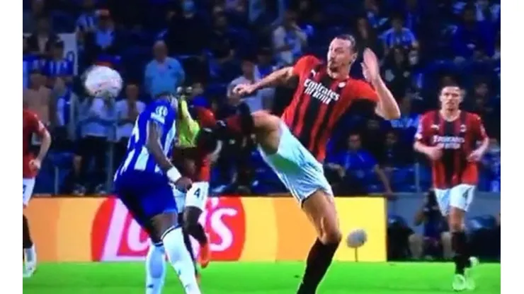 Zlatan al momento de la patada.