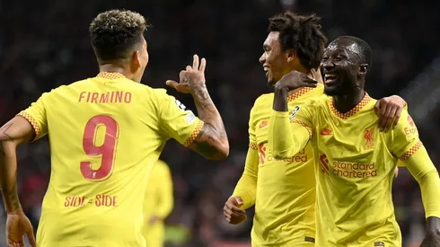 Naby Keita celebrando su golazo con Roberto Firmino.