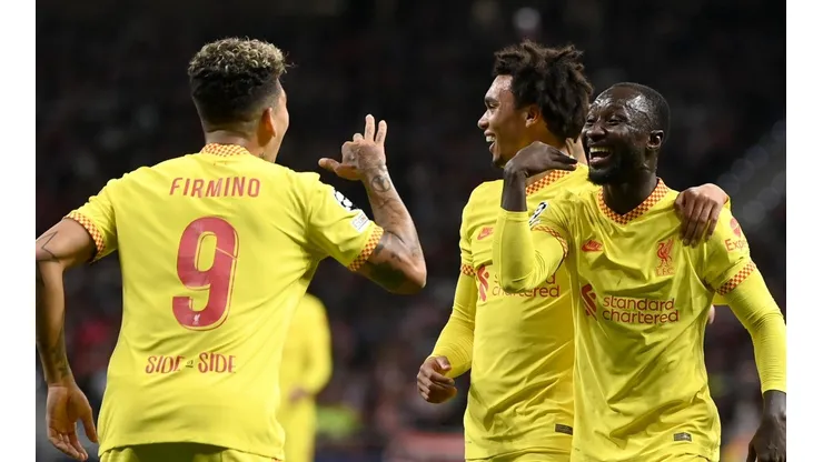Naby Keita celebrando su golazo con Roberto Firmino.