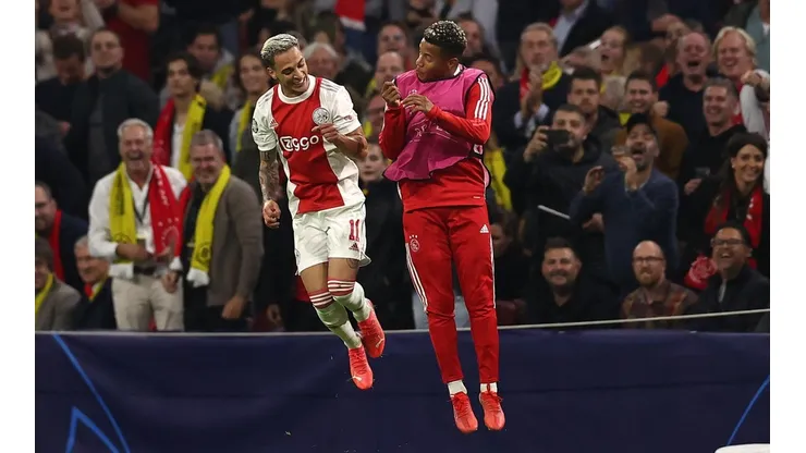 Antony y David Neres celebrando el tercer gol de Ajax.