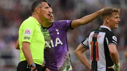 Sergio Reguilón, jugador del Tottenham junto al árbitro Andre Marriner.