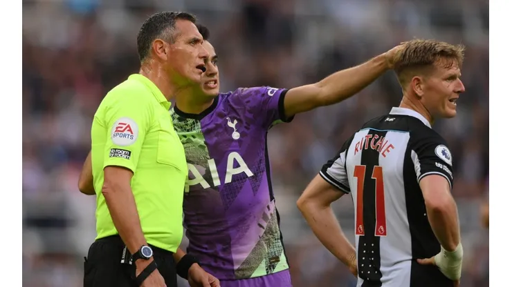 Sergio Reguilón, jugador del Tottenham junto al árbitro Andre Marriner.