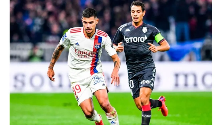 Acción de juego entre Lyon y Mónaco.