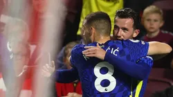 Chilwell, abrazado por Kovacic en el gol de Chelsea.