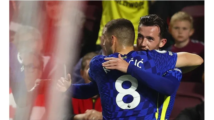 Chilwell, abrazado por Kovacic en el gol de Chelsea.