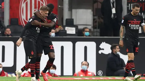 Festejo de gol de Milan.