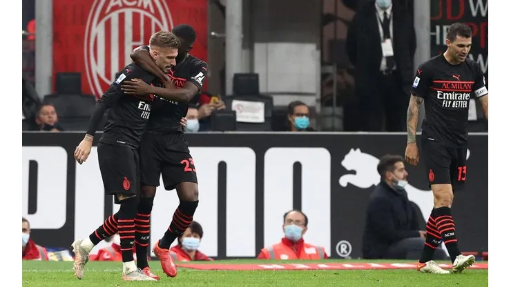 Festejo de gol de Milan.