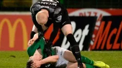 Arquero en plena pelea con compañero.