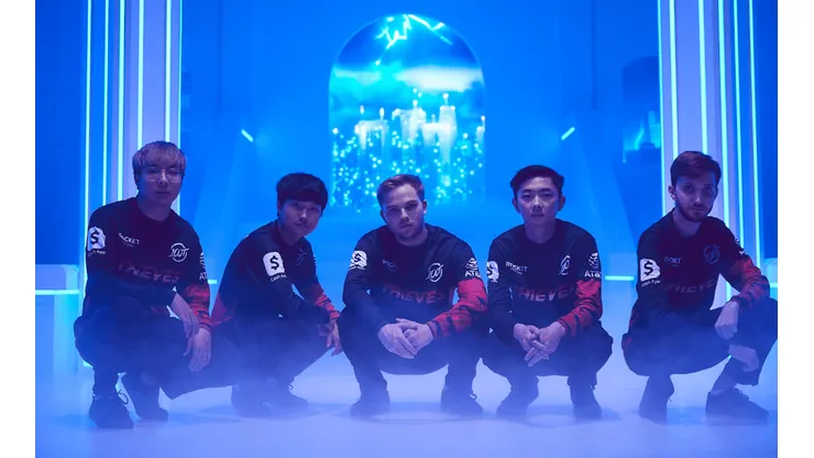 100 Thieves evita el backdoor y triunfa ante DFM en Worlds 2021