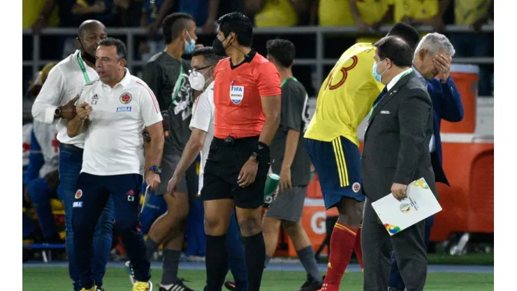 Jugadores de Colombia luego de que el VAR anulase el gol de Yerry Mina.