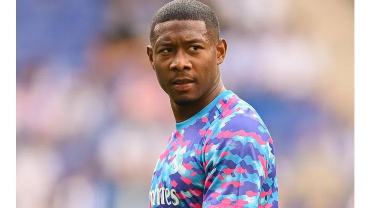 alaba en calentamiento con Real Madrid.