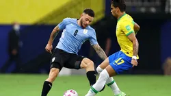 Nahitan Nández, superado por Lucas Paquetá.