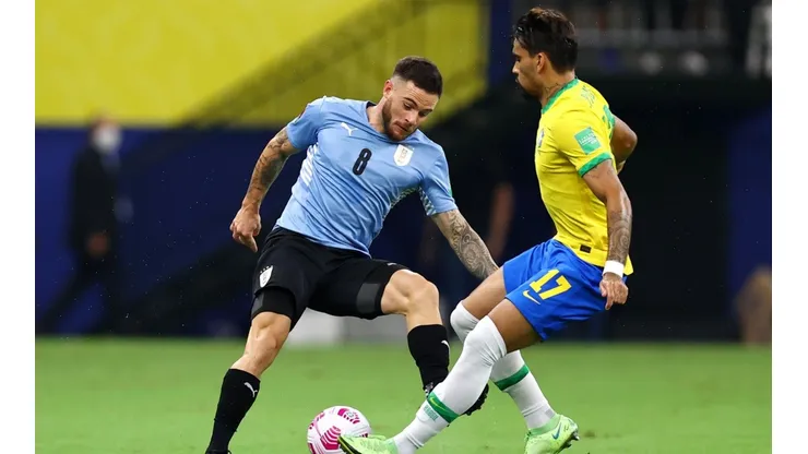 Nahitan Nández, superado por Lucas Paquetá.