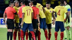 Jugadores de Colombia en protesta con Haro.