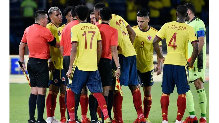 Jugadores de Colombia en protesta con Haro.