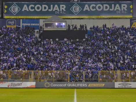 Policía incauta cerveza dentro del estadio previo a El Salvador vs México