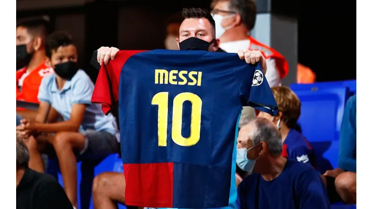 Aficionado del Barcelona con camiseta de Lionel Messi.