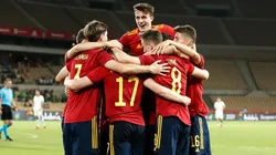 España celebrando el triunfo ante Irlanda del Norte.