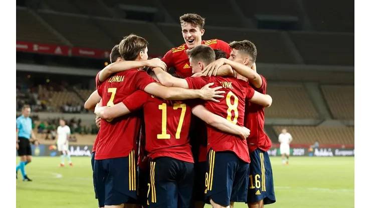 España celebrando el triunfo ante Irlanda del Norte.