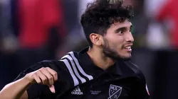 Ricardo Pepi en acción de juego con el equipo de estrellas de la MLS.