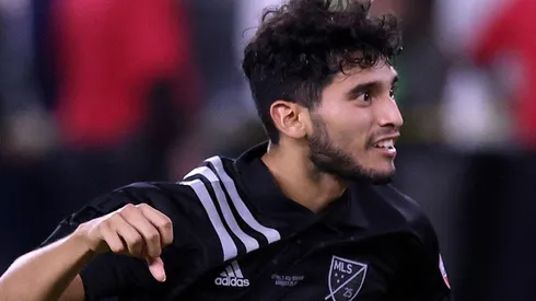 Ricardo Pepi en acción de juego con el equipo de estrellas de la MLS.