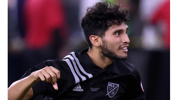 Ricardo Pepi en acción de juego con el equipo de estrellas de la MLS.